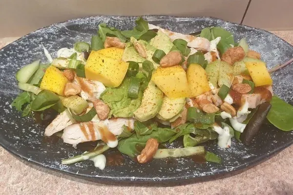 Salade met kip, mango en avocado
