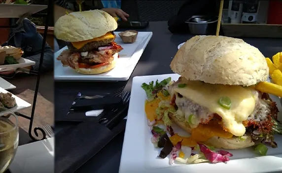 Drie smakelijke huisgemaakte hamburgers van Eetcafé de Vuurtoren