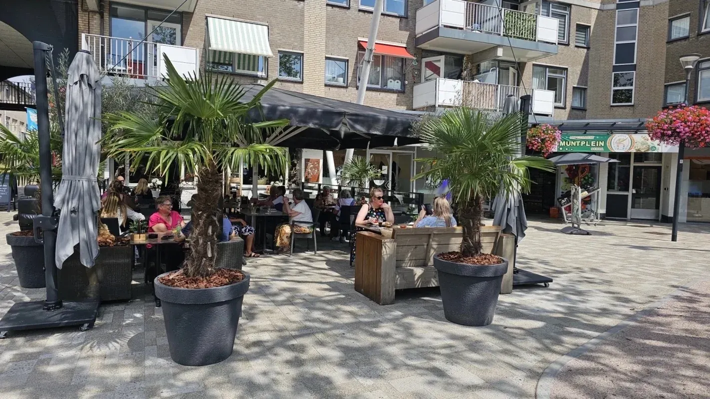 Terras van Eetcafé de Vuurtoren met palmbomen, aan het Muntplein in Nieuwegein