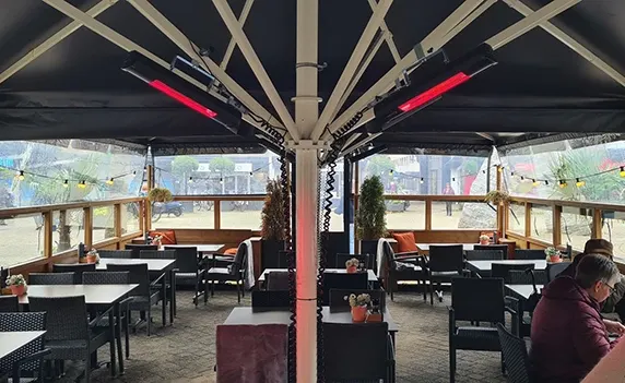 Overdekt terrasgedeelte van Eetcafé de Vuurtoren met terrasverwarming en sfeerverlichting