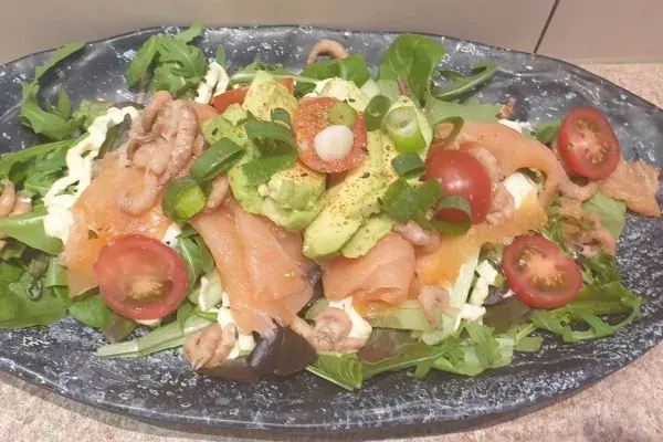 Salade met gerookte zalm, garnalen en avocado